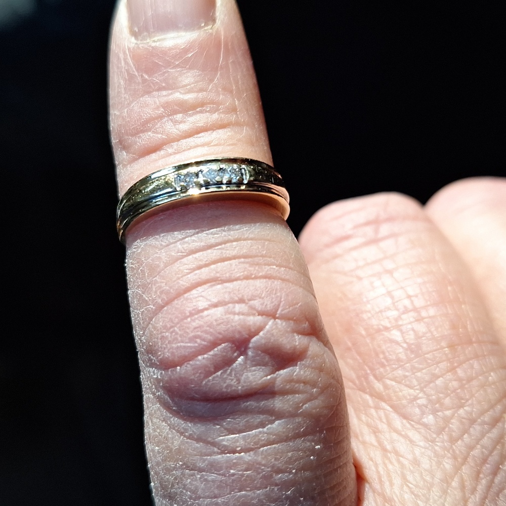 10k CL RING WITH DIAMOND CHIPS